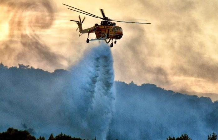 Deux morts dans un incendie de forêt près de Corinthe en Grèce