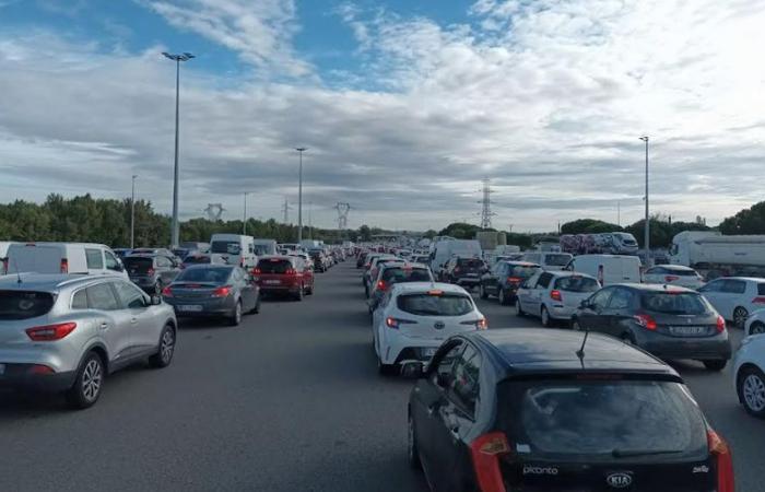 “C’est l’un des embouteillages les plus impressionnants que j’ai vu”, confie un automobiliste coincé dans les embouteillages lundi matin.