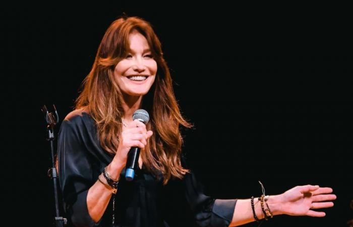 Carla Bruni exhibe ses jambes dans un manteau immaculé à la Fashion Week