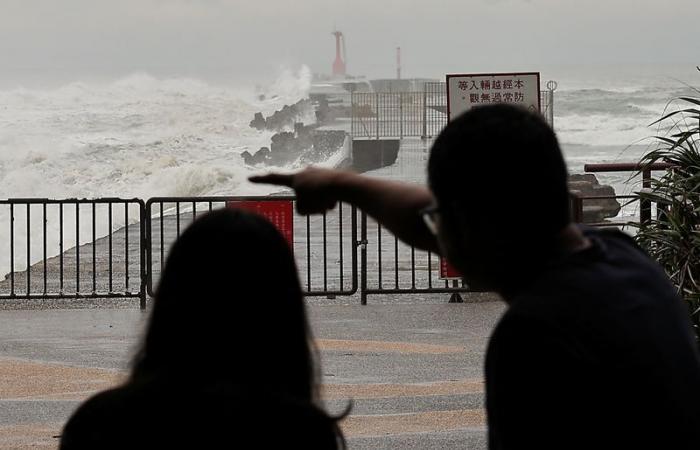 Taiwan ferme ses portes avant le typhon Krathon, qui devrait apporter des pluies torrentielles