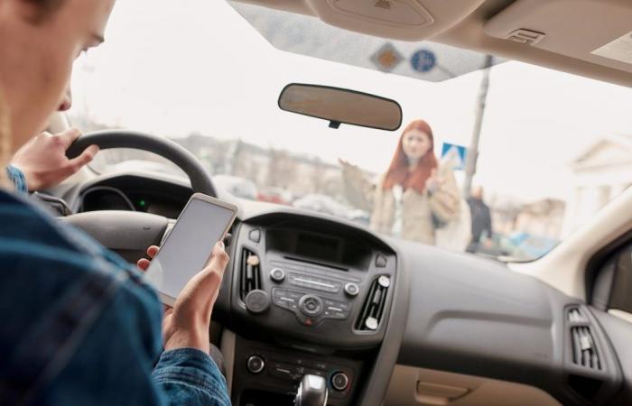 les Français préfèrent regarder leur téléphone plutôt que la route