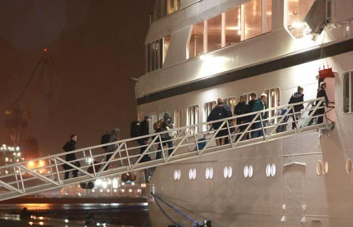 après quatre mois coincé en Irlande, l’Odyssée appareille enfin et fait demi-tour moins de douze heures plus tard