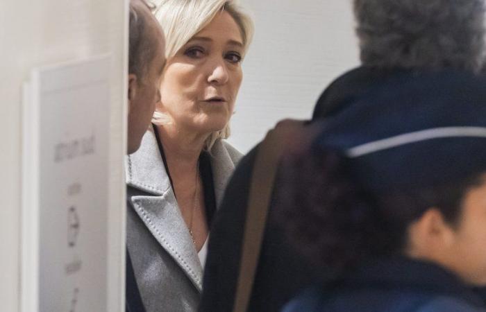 Marine Le Pen se dit « sereine », que retenir du premier jour d’audience ?