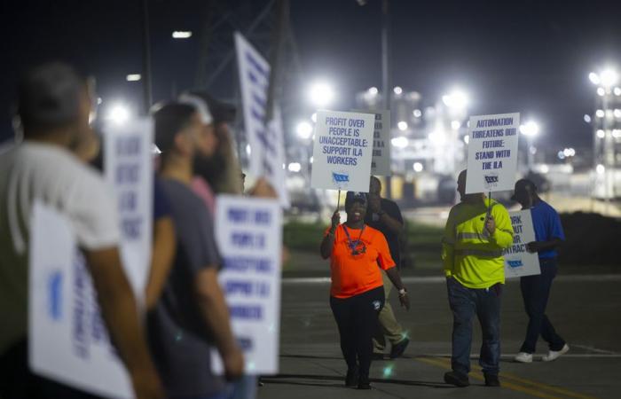 États-Unis | Des milliers de débardeurs de 36 ports lancent une grève