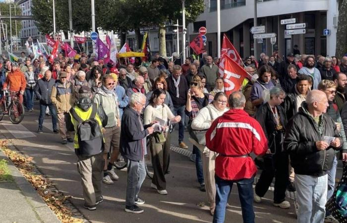 des centaines de personnes défilent dans les rues de Lorient