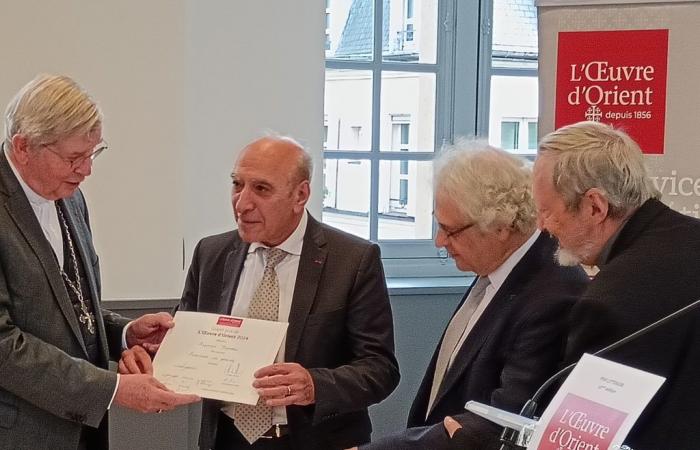 Mgr Ulrich remet le prix littéraire de L’Œuvre d’Orient à Raymond Kévorkian