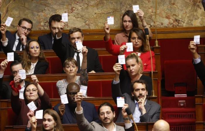 Les députés LFI brandissent leurs cartes d’électeurs en plein discours de Michel Barnier