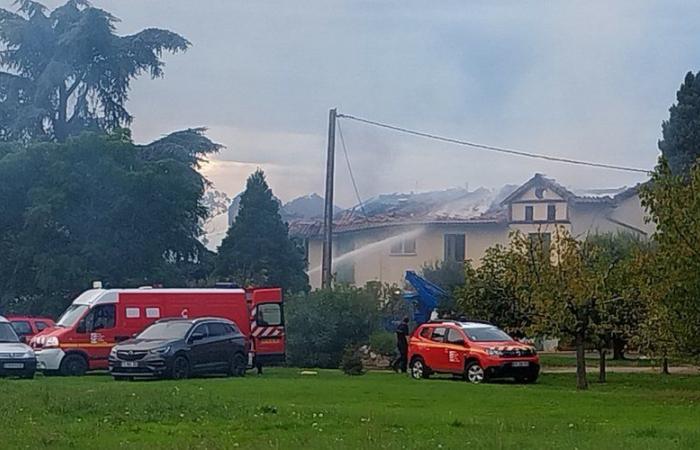 le toit d’une maison s’est effondré, une quarantaine de pompiers ont veillé toute la nuit