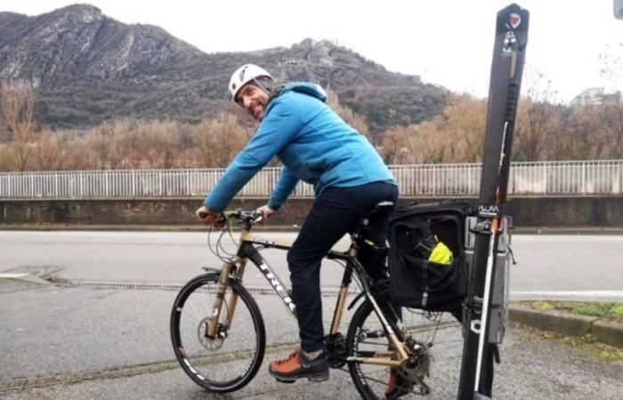 Ils montent à la montagne en vélo pour faire du ski