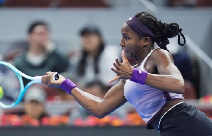 Gauff revient en quarts de finale à Pékin après l’abandon d’Osaka en raison d’une blessure au dos