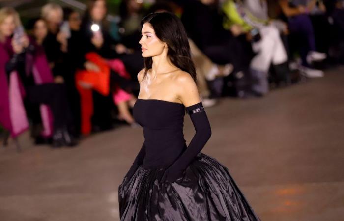 Kylie Jenner a conquis Disneyland Paris dans une robe de princesse (méchante), signée Coperni