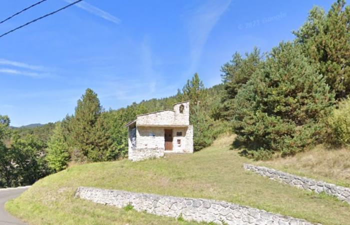 un couple pille une chapelle et vole une croix, un reliquaire et une Vierge