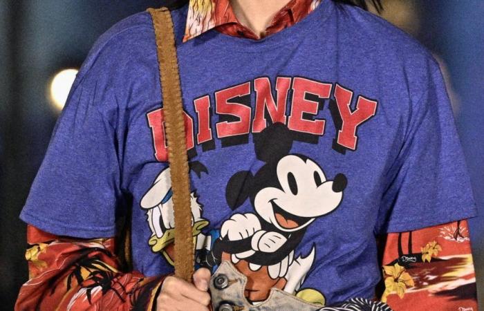 L’étonnante histoire de ce T-shirt Mickey vu au défilé Coperni à Disneyland Paris