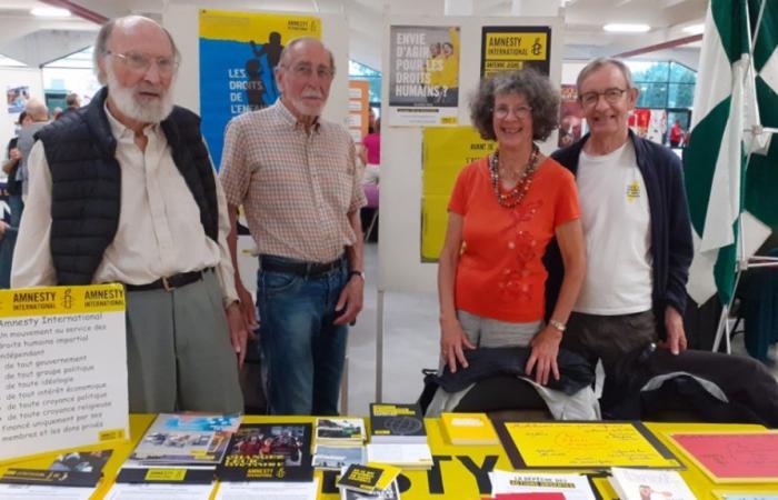 un salon du livre organisé par Amnesty International en faveur des droits humains