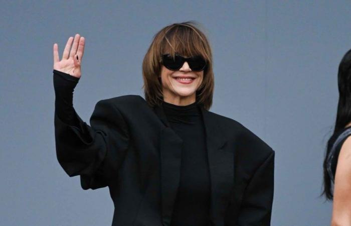 Sophie Marceau ne passe pas inaperçue en veste oversize et épaulettes XXL