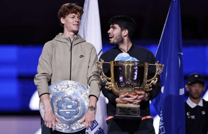 Carlos Alcaraz remporte le tournoi de Pékin face à Jannick Sinner, toujours sous menace de suspension pour dopage