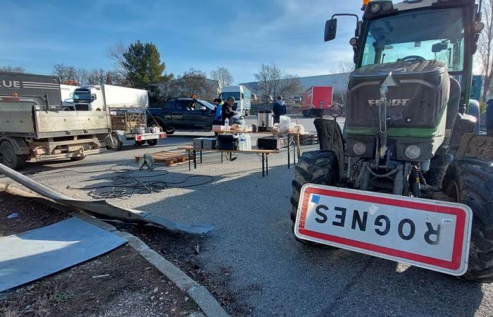 agriculteurs prêts à partir, pancartes à nouveau retournées, signe d’une colère grandissante