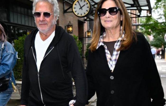 Cette rare apparition de Dustin Hoffman et de sa femme Lisa, main dans la main dans les rues de New York