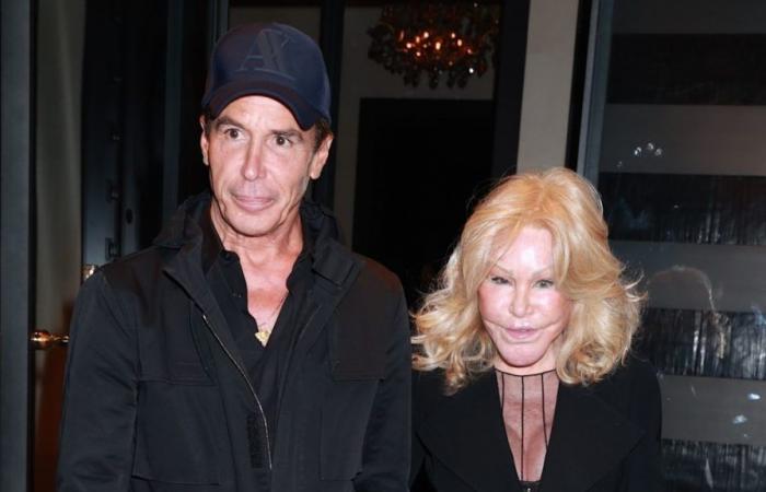 Jocelyn Wildenstein, 82 ans, a l’air jeune alors qu’elle profite d’un dîner romantique à Paris avec son fiancé Lloyd Klein, 56 ans