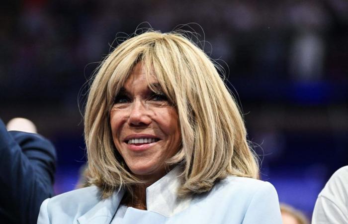 « Qu’elle est belle » Au défilé Louis Vuitton, Brigitte Macron fait sensation avec son rouge à lèvres parfait après 70 ans