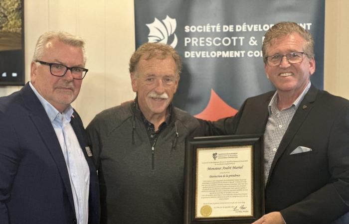 André Martel reçoit le prix des mains du président de la SDCPR