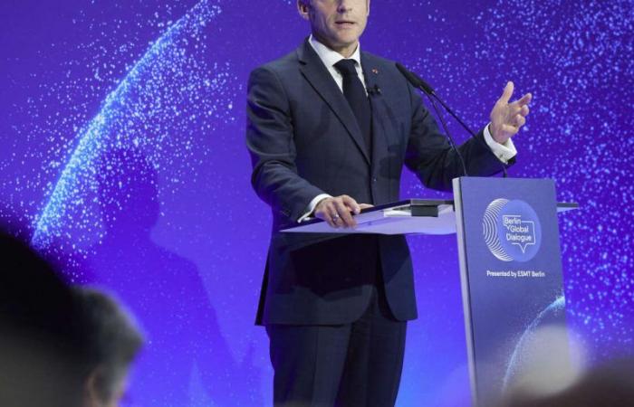 Emmanuel Macron approuve une fiscalité « exceptionnelle » pour les grandes entreprises, mais juge qu’elle doit être « limitée »