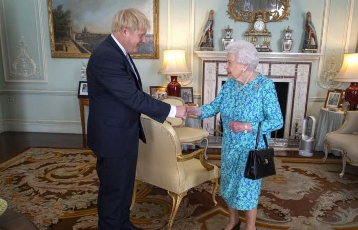 Boris Johnson assure qu’Elizabeth II souffrait d’une “forme de cancer des os”