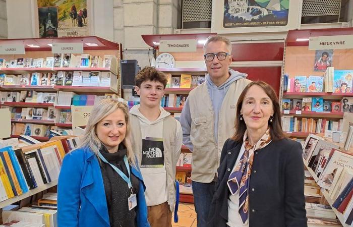 lors du pèlerinage du Rosaire à Lourdes, c’est la ruée vers les livres à la librairie du Sanctuaire