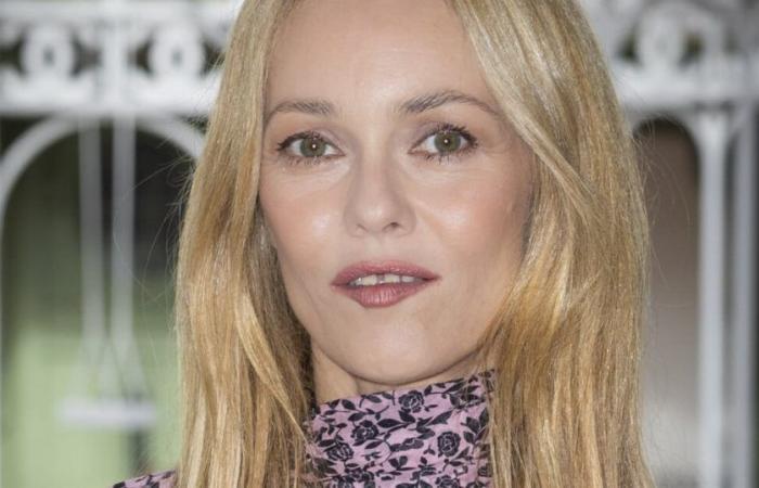 Vanessa Paradis en retard ? Pressée, la star court au défilé Chanel, qui lui réserve une belle surprise