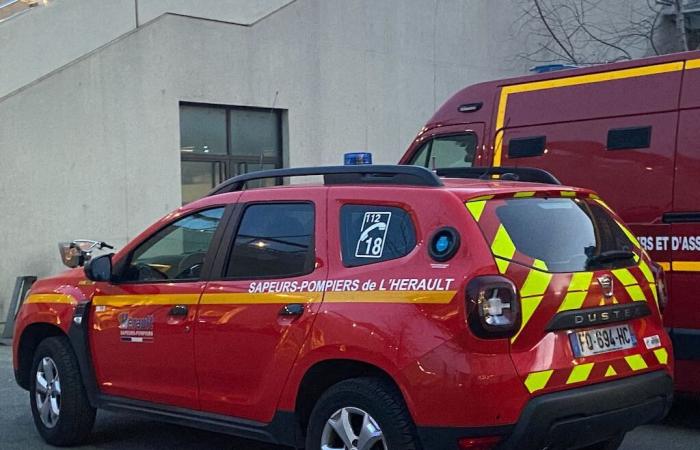 une maison à étages détruite par un incendie, deux adolescents hospitalisés