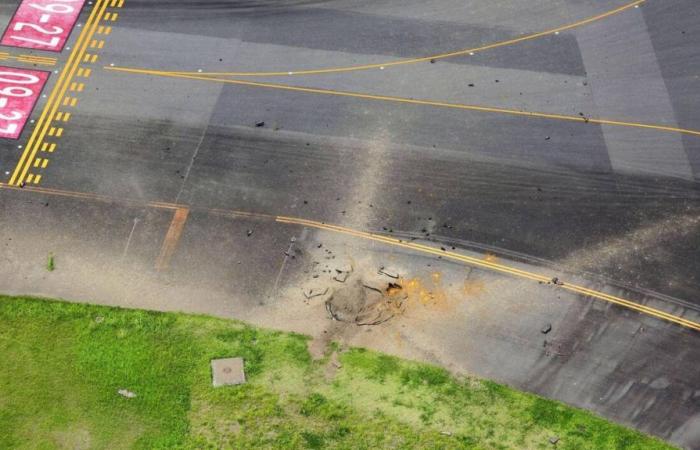 Une bombe américaine de la Seconde Guerre mondiale explose sur le tarmac