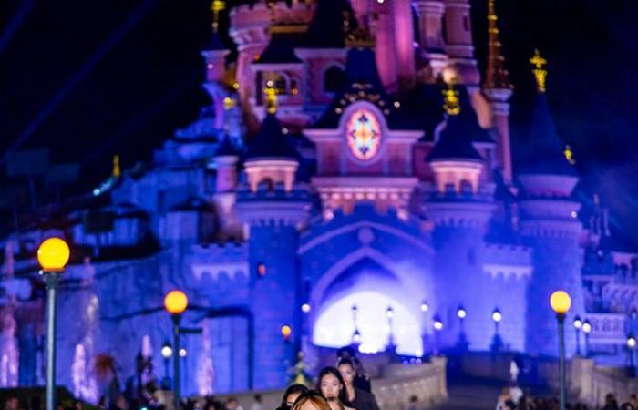 Coperni clôture la Fashion Week de Paris avec un défilé à Disneyland