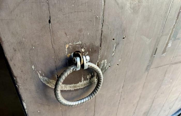 Un drôle d’objet sur la porte de cette église du Calvados : la mairie réagit