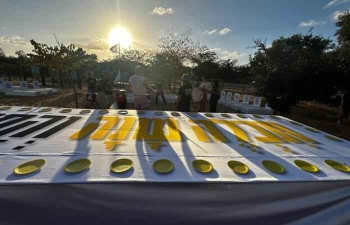 Les proches des otages ont installé une table devant la maison de Netanyahu à Césarée