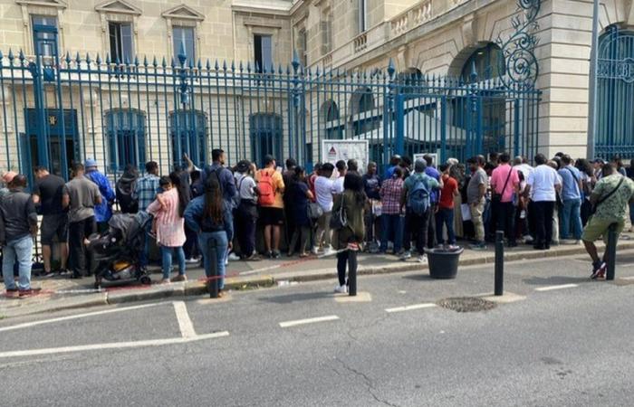 “J’ai vu 300 personnes rassemblées sur le trottoir”, à la sous-préfecture de Saint-Denis, l’accueil des étrangers jugé indigne