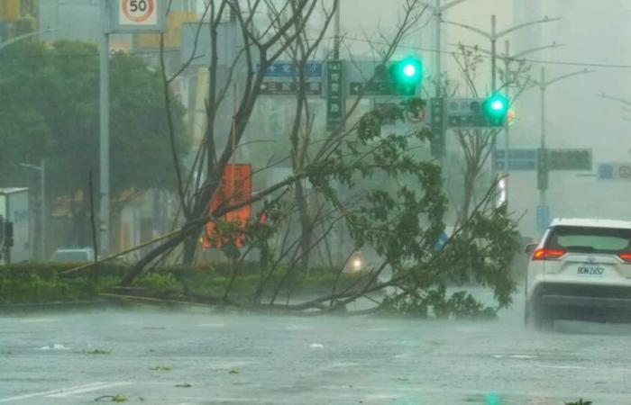 Le typhon « Krathon » balaie le sud de Taiwan, tuant deux personnes et en affectant des milliers