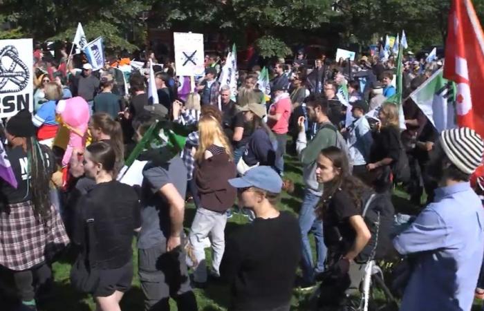 grande manifestation contre la CAQ devant le Centre Vidéotron à Québec