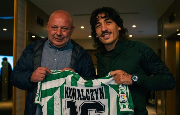 Un T-shirt avec une longue histoire. Une belle photo avec Kowal avant le match du Legia contre le Betis