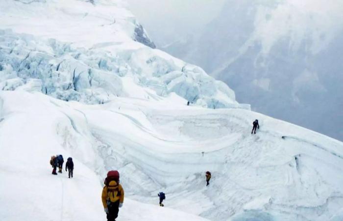 YouTuber gravit le mont Everest et reçoit des critiques