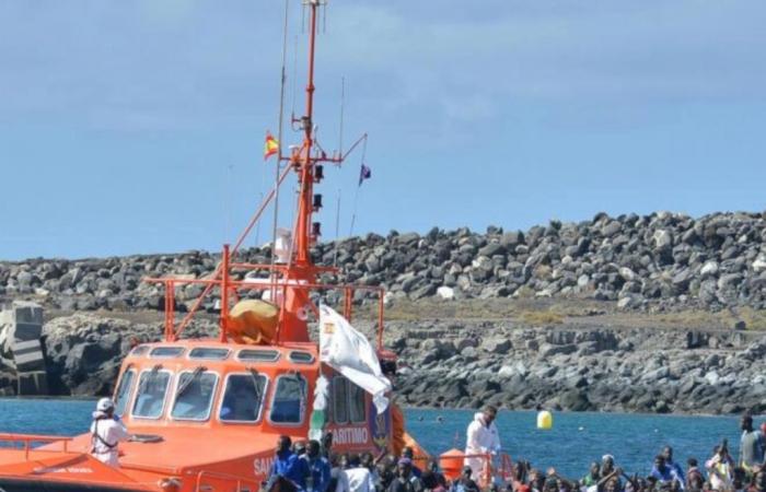 plus de 200 bateaux, avec 19 260 migrants, ont débarqué aux îles Canaries