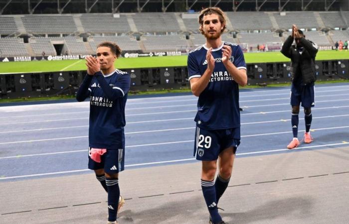 Le Paris FC signe sa troisième victoire consécutive en dominant Laval et conserve la tête du championnat