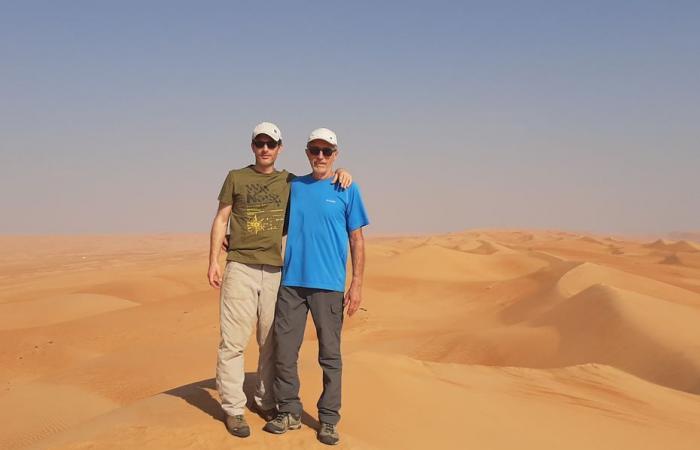 Aventurier à 76 ans et atteint d’Alzheimer, il part avec son fils à Oman pour tourner un film sur son dernier voyage