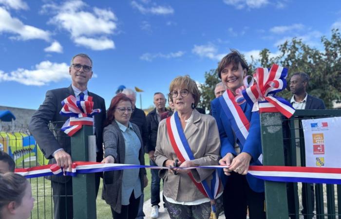 l’aire de jeux inaugurée en présence du Secrétaire Général de la Préfecture :