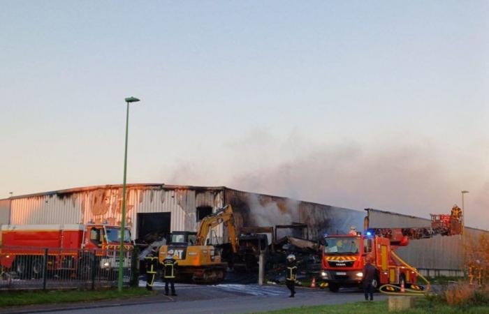 L’entrepôt de Malplanche à Sartilly-Baie-Bocage ravagé par un incendie cette nuit