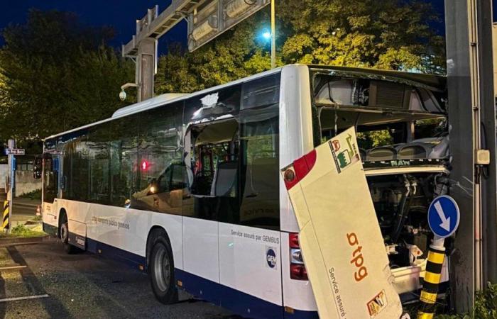 Un bus sans chauffeur percute un pylône à Genève