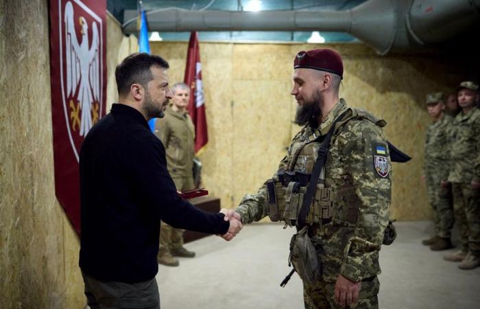 Guerre en Ukraine | Zelensky rend visite aux soldats combattant dans la région russe de Koursk