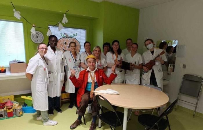 Un clown dans le service de pédiatrie de l’hôpital d’Abbeville pendant la fête du cirque