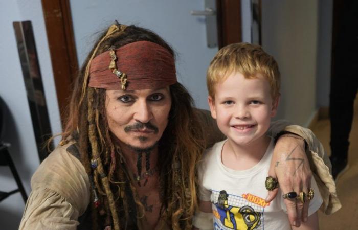 Johnny Depp redevient Jack Sparrow pour les enfants, lors d’une visite à l’hôpital en Espagne