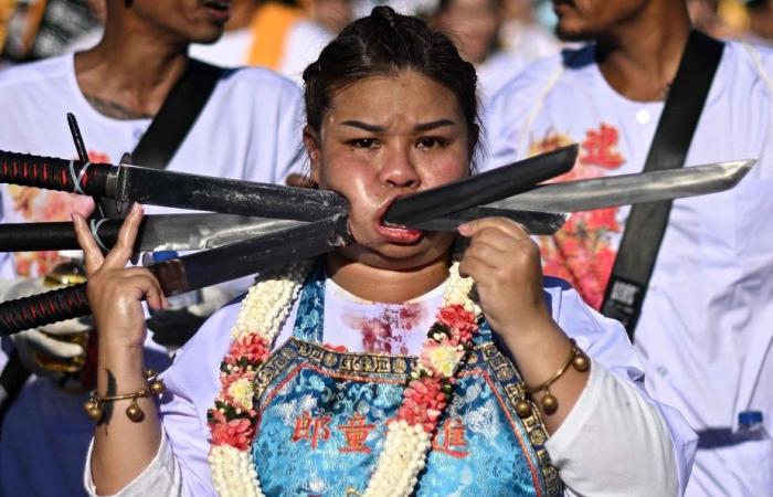 Piercing extrême au festival végétarien de Phuket