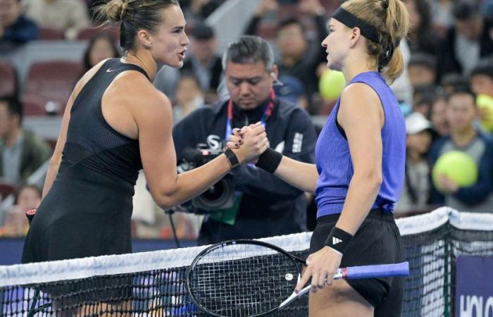 Karolina Muchova inflige à Aruna Sabalenka sa première défaite en 16 matches en quarts de finale (7-6, 2-6, 6-4)